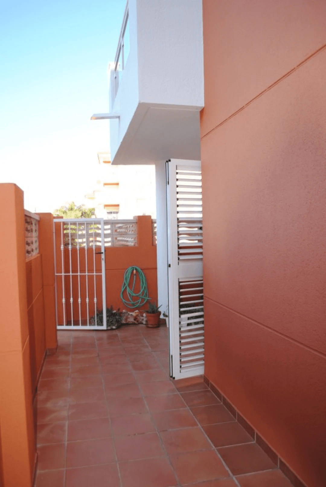 Apartment in Denia on the ground floor with 2 bedrooms and a private terrace for sale.