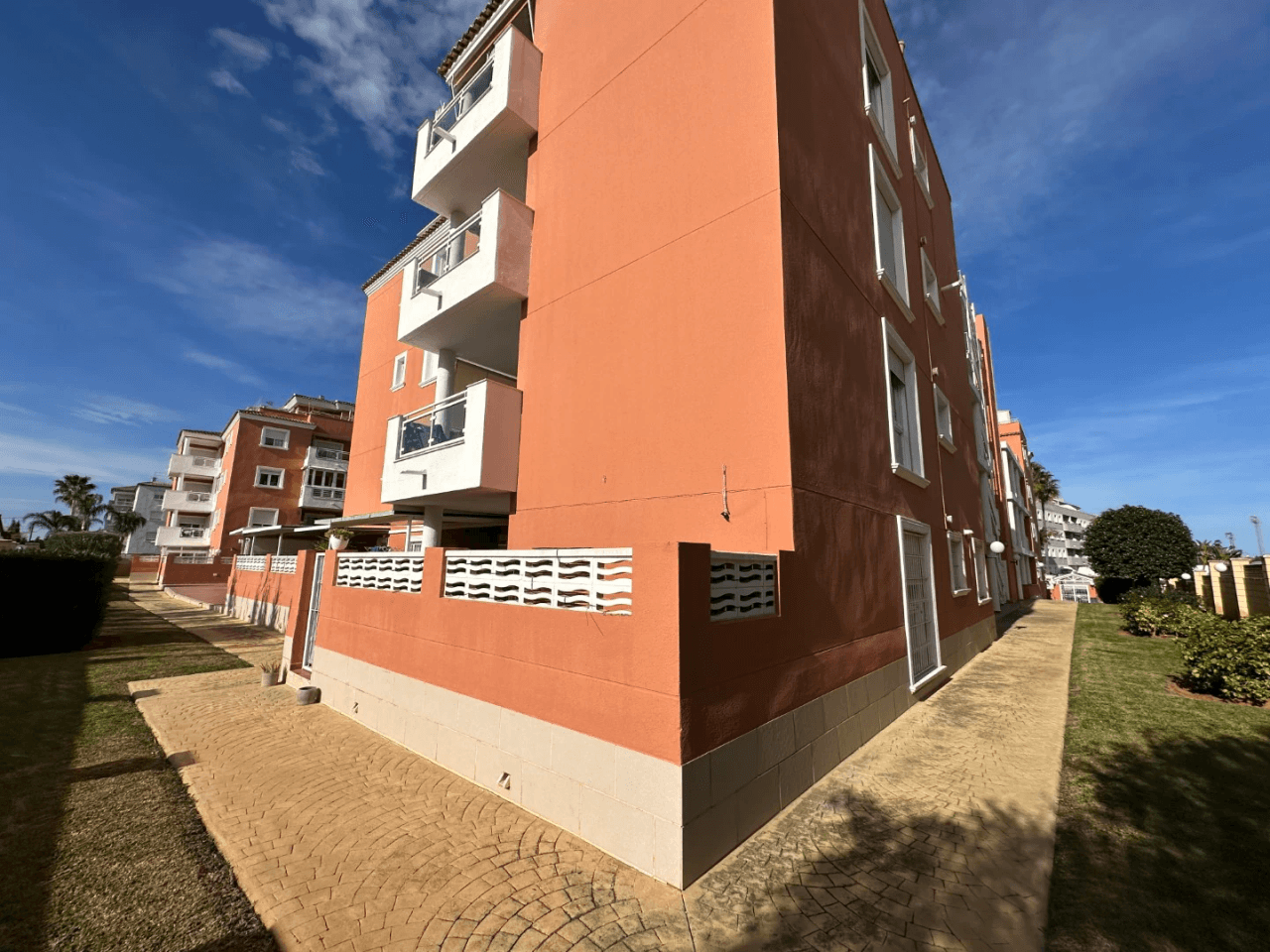 Apartment in Denia on the ground floor with 2 bedrooms and a private terrace for sale.