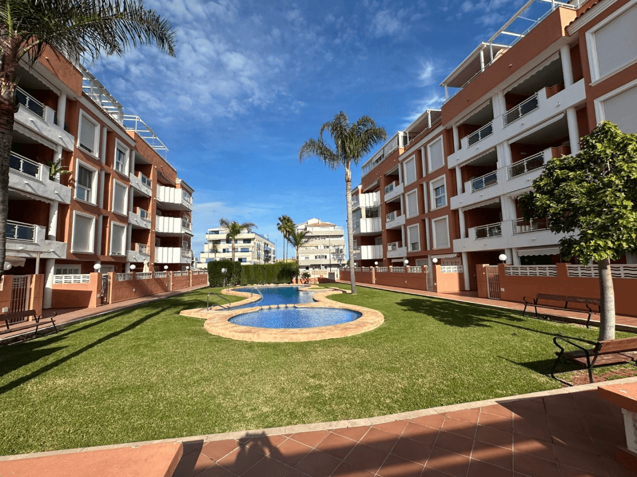 Apartment in Denia on the ground floor with 2 bedrooms and a private terrace for sale.
