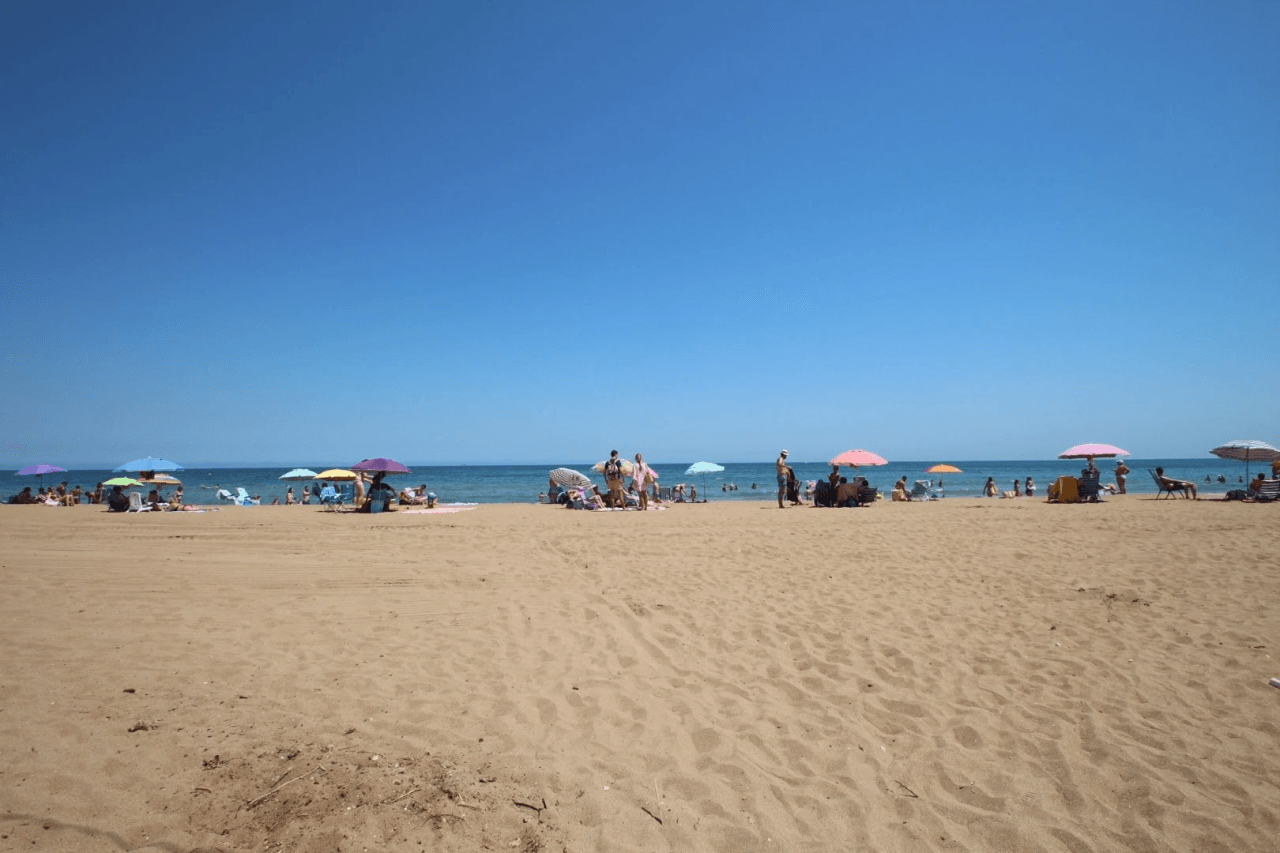 Apartamento en venta en Denia, Primera Línea Playa con vistas al mar, 2 dormitorios.