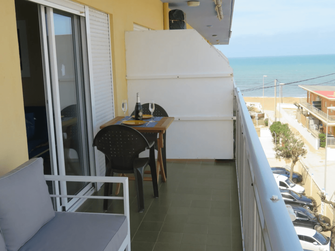Apartamento en venta en Denia, Primera Línea Playa con vistas al mar, 2 dormitorios.