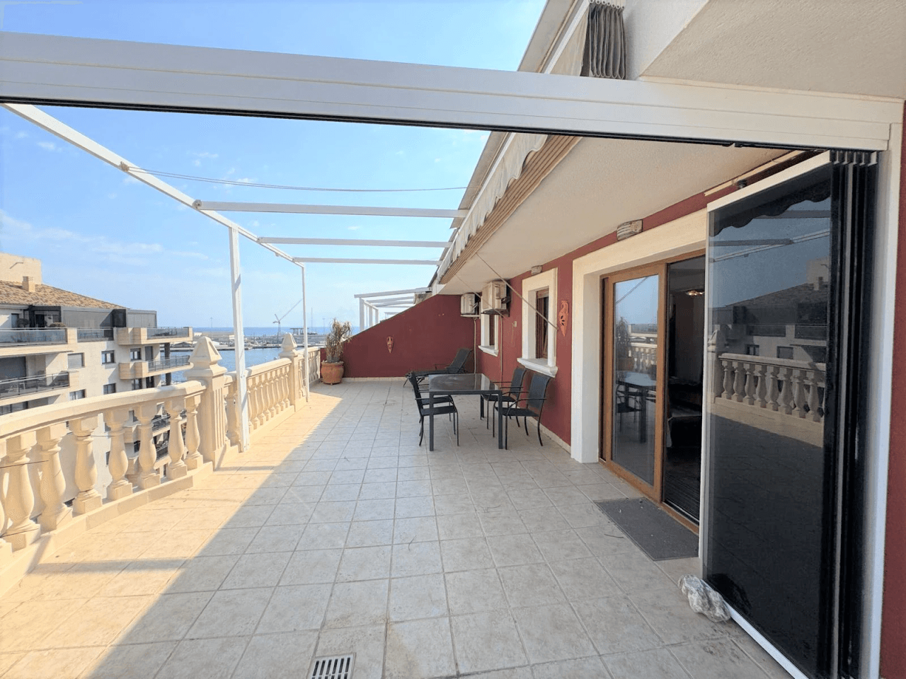 Duplex penthouse with views of the harbor in the heart of Dénia.