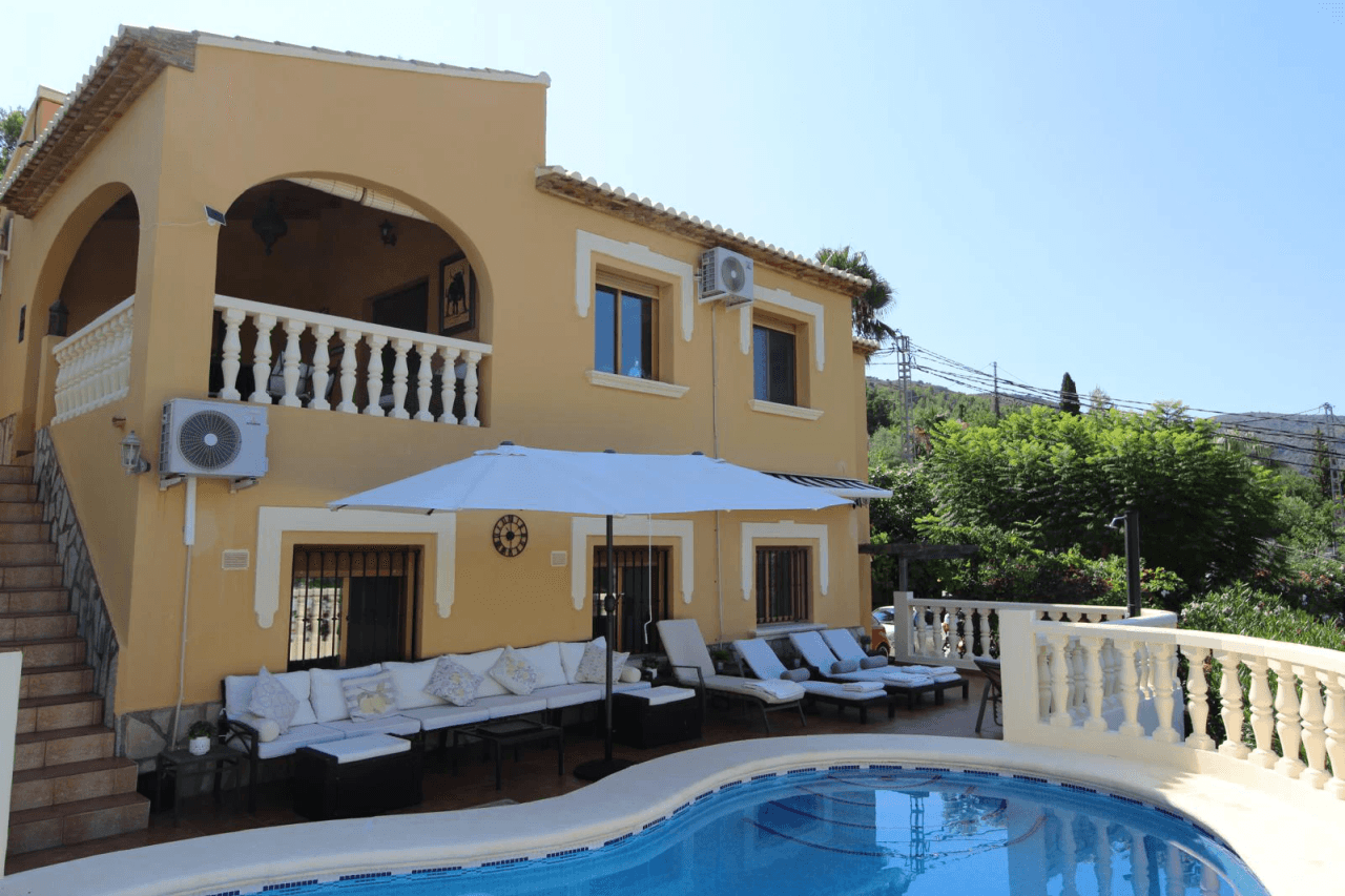 Impressionnante villa de 3 chambres à vendre avec vue sur la vallée et appartement d'invités indépendant.
