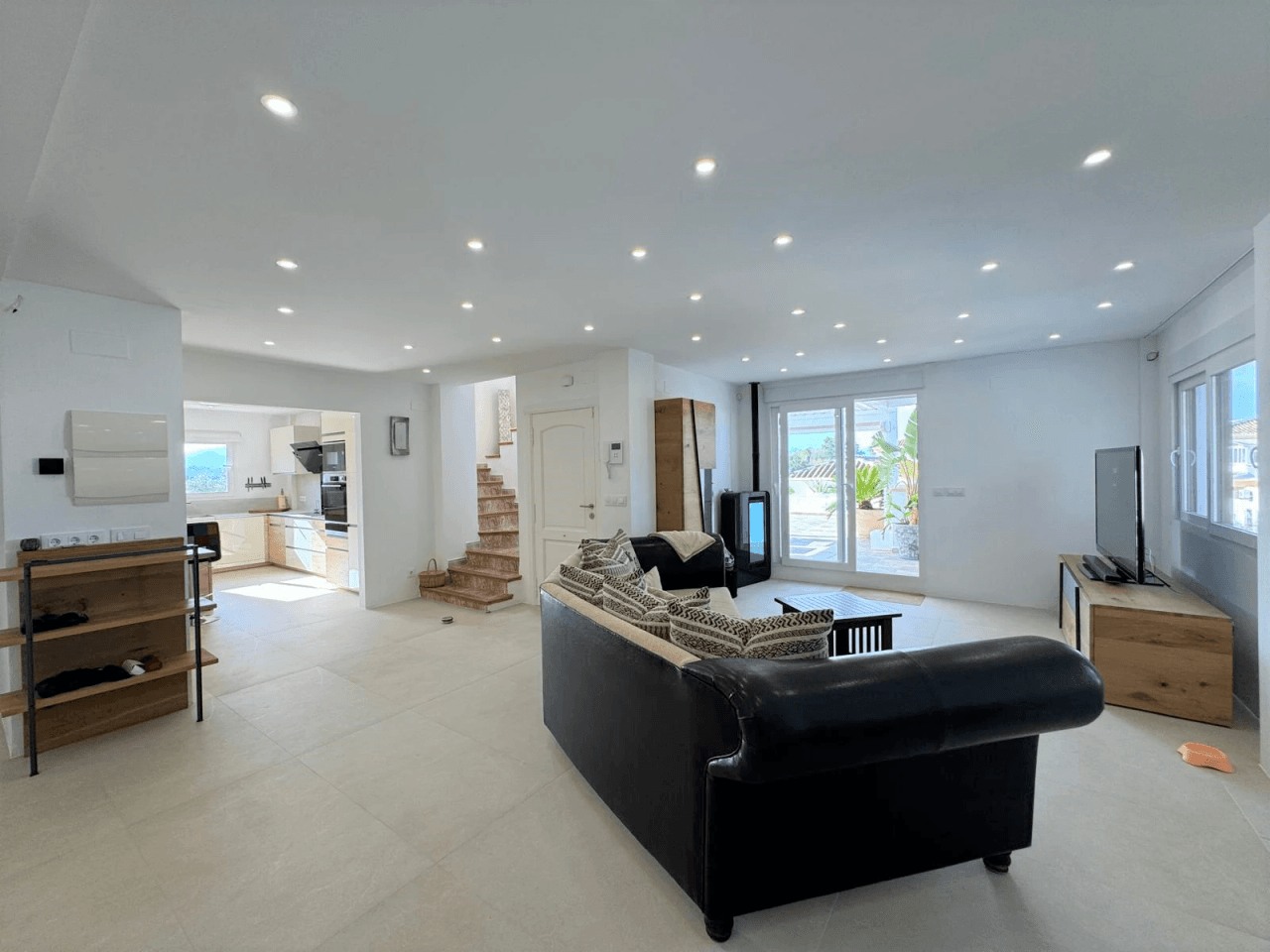 Exclusive duplex penthouse renovated in 2024 in Las Brisas, 300 m from the sea.