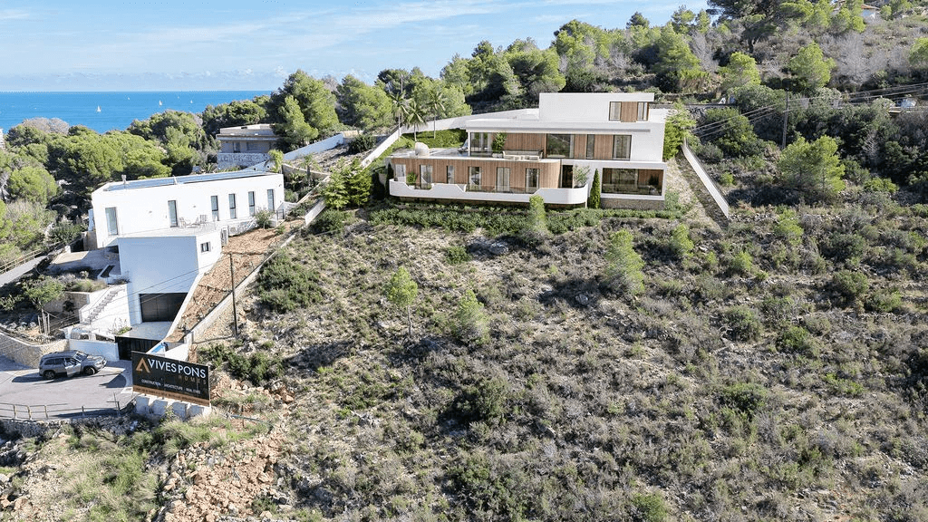 Plot in Dénia, Las Rotas, with building permit and project for a modern villa.