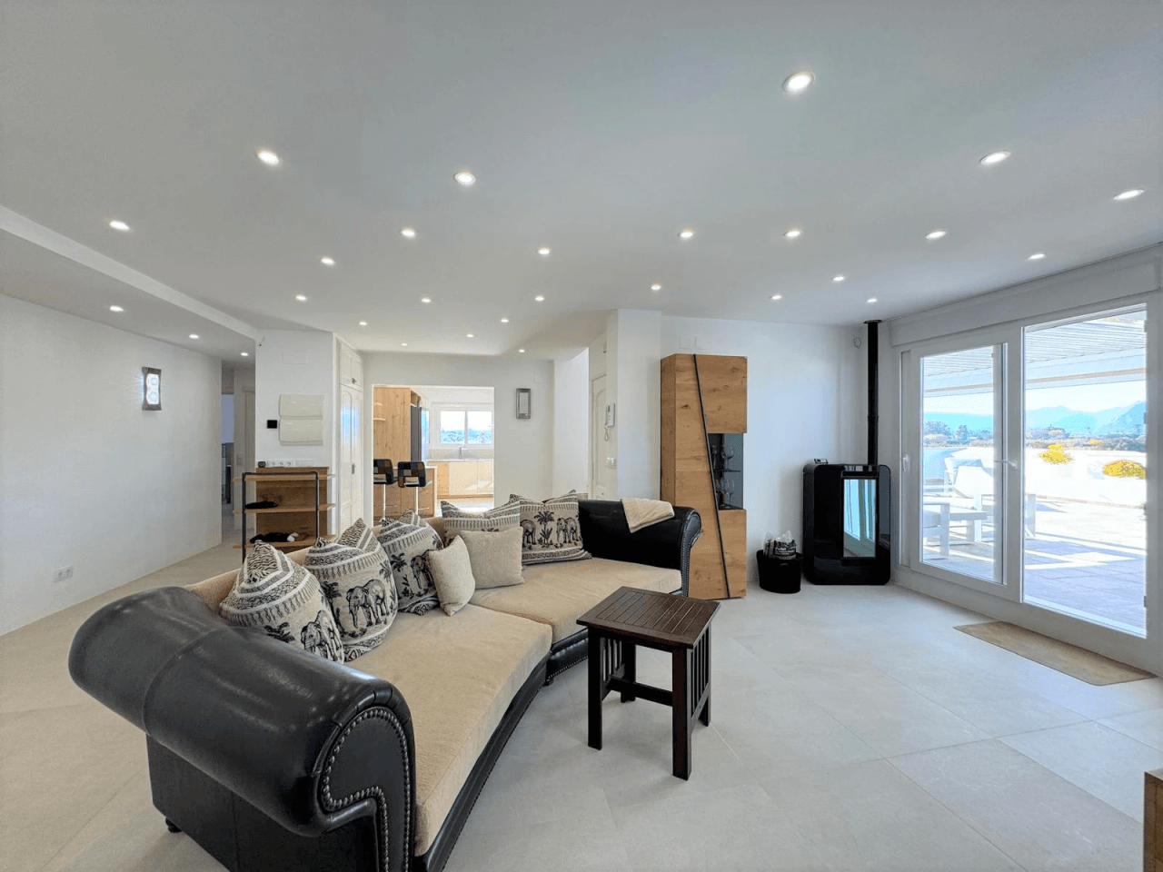 Exclusive duplex penthouse renovated in 2024 in Las Brisas, 300 m from the sea.