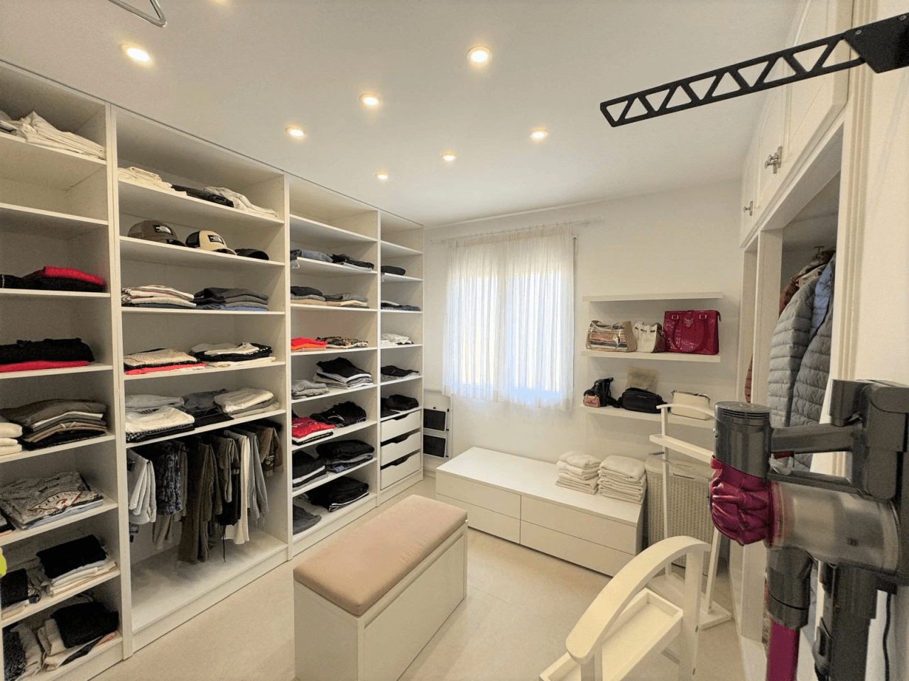 Exclusive duplex penthouse renovated in 2024 in Las Brisas, 300 m from the sea.