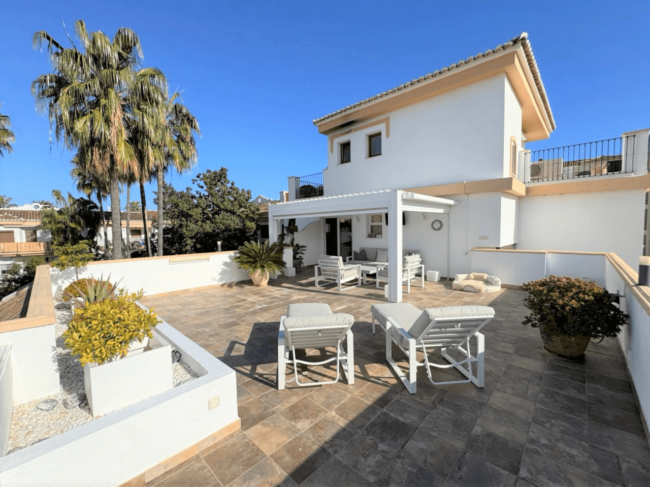 Exclusivo ático dúplex renovado en 2024 en Las Brisas, a 300 m del mar