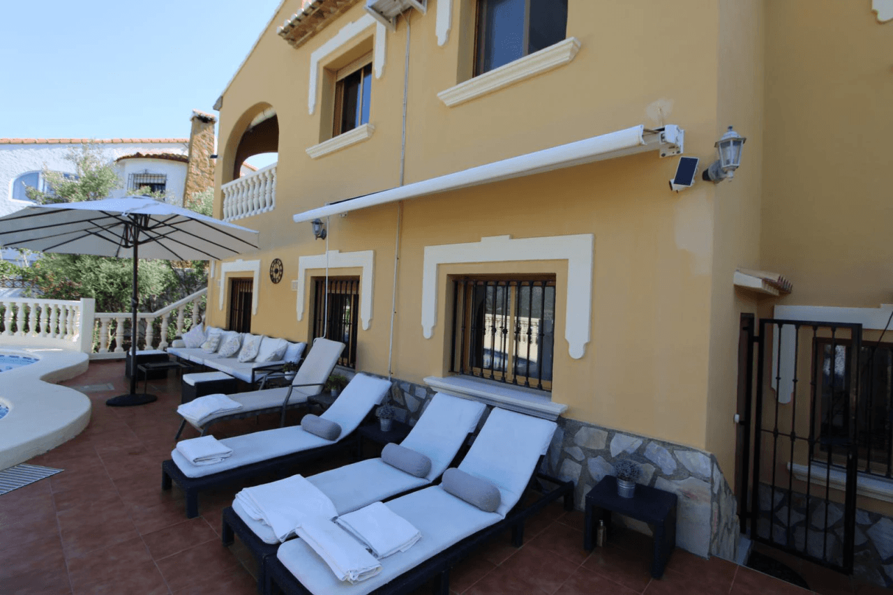 Impressive 3-bedroom villa for sale with valley views and independent guest apartment.