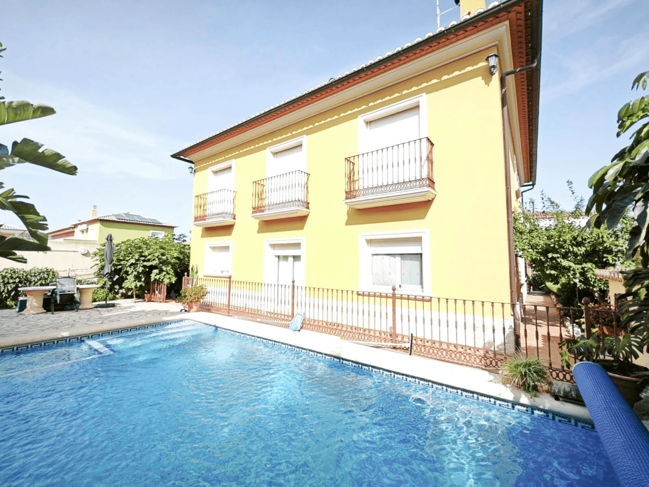 Villa de 270 m2 con piscina en venta en Pedreguer, zona residencial a un paso del centro