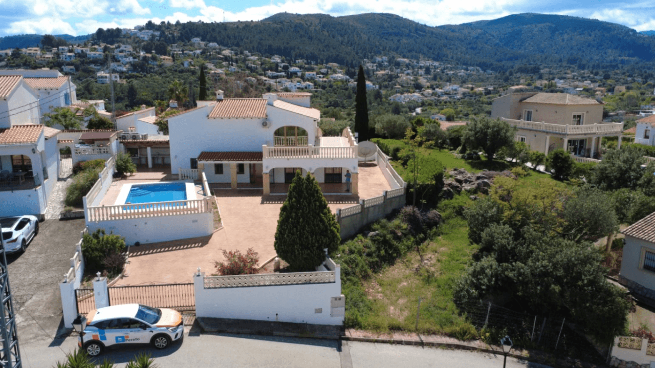 Villa for sale with two independent homes