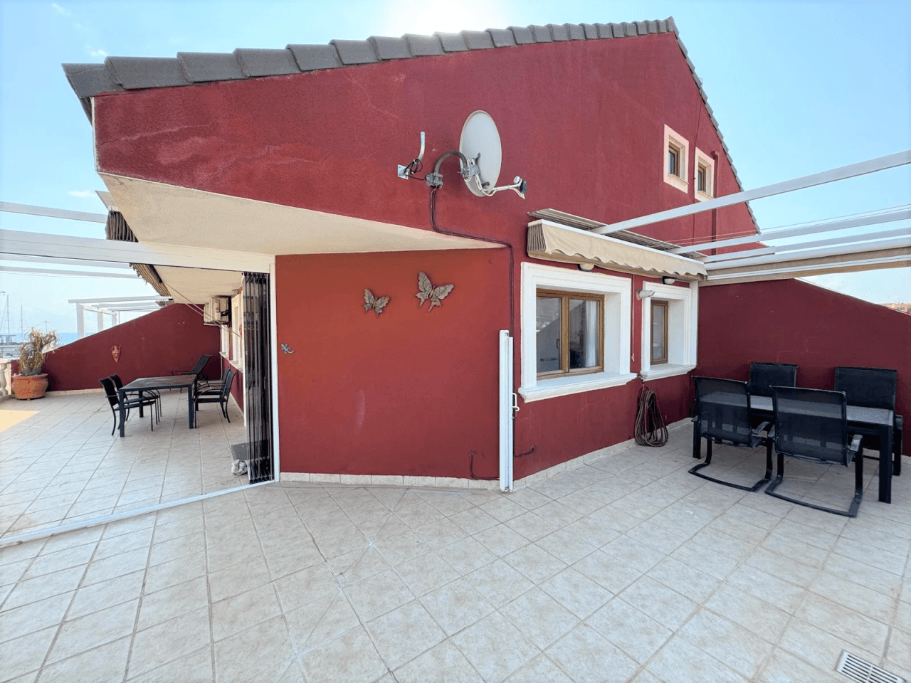 Duplex penthouse with views of the harbor in the heart of Dénia.