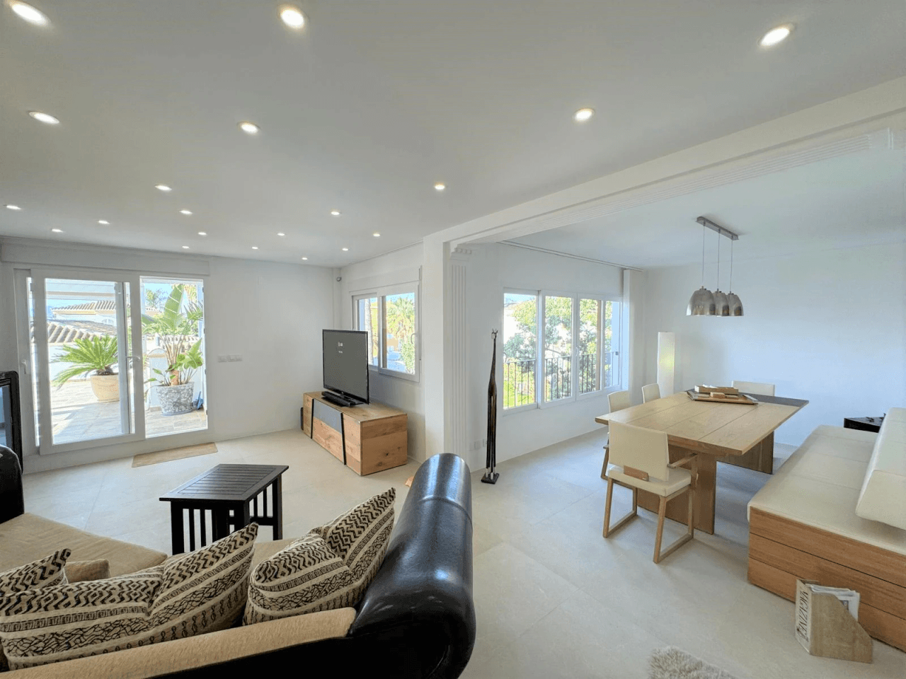 Exclusive duplex penthouse renovated in 2024 in Las Brisas, 300 m from the sea.