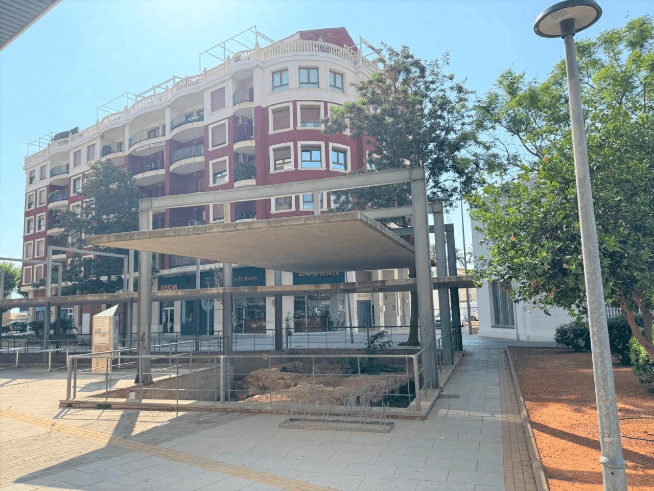 Duplex penthouse with views of the harbor in the heart of Dénia.