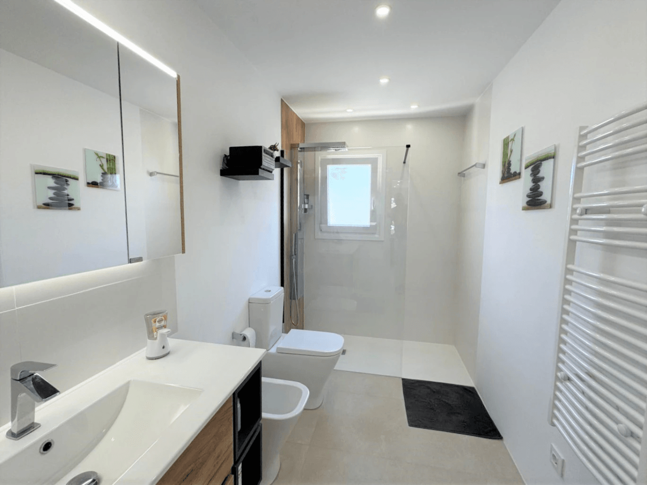 Exclusive duplex penthouse renovated in 2024 in Las Brisas, 300 m from the sea.