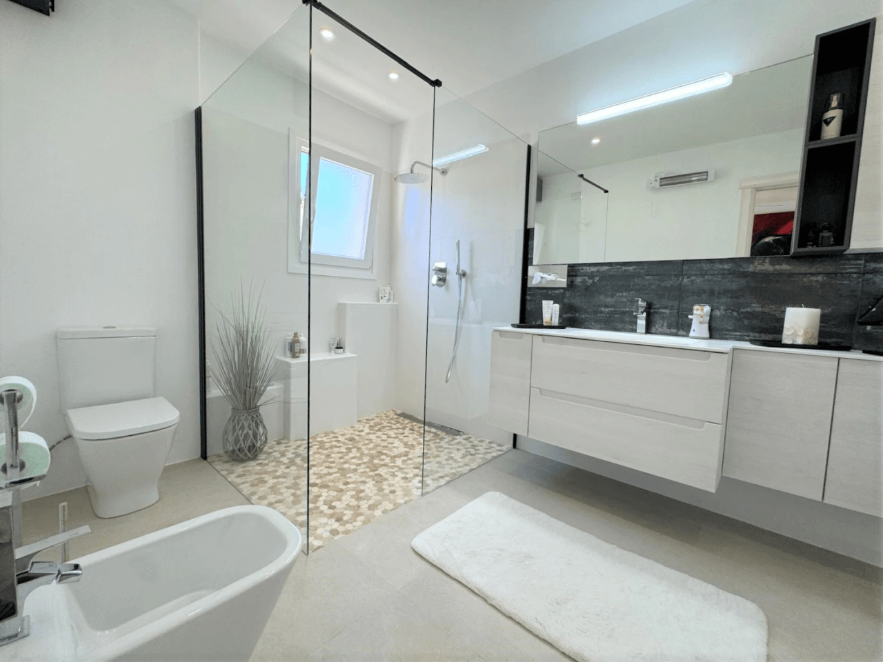 Exclusive duplex penthouse renovated in 2024 in Las Brisas, 300 m from the sea.