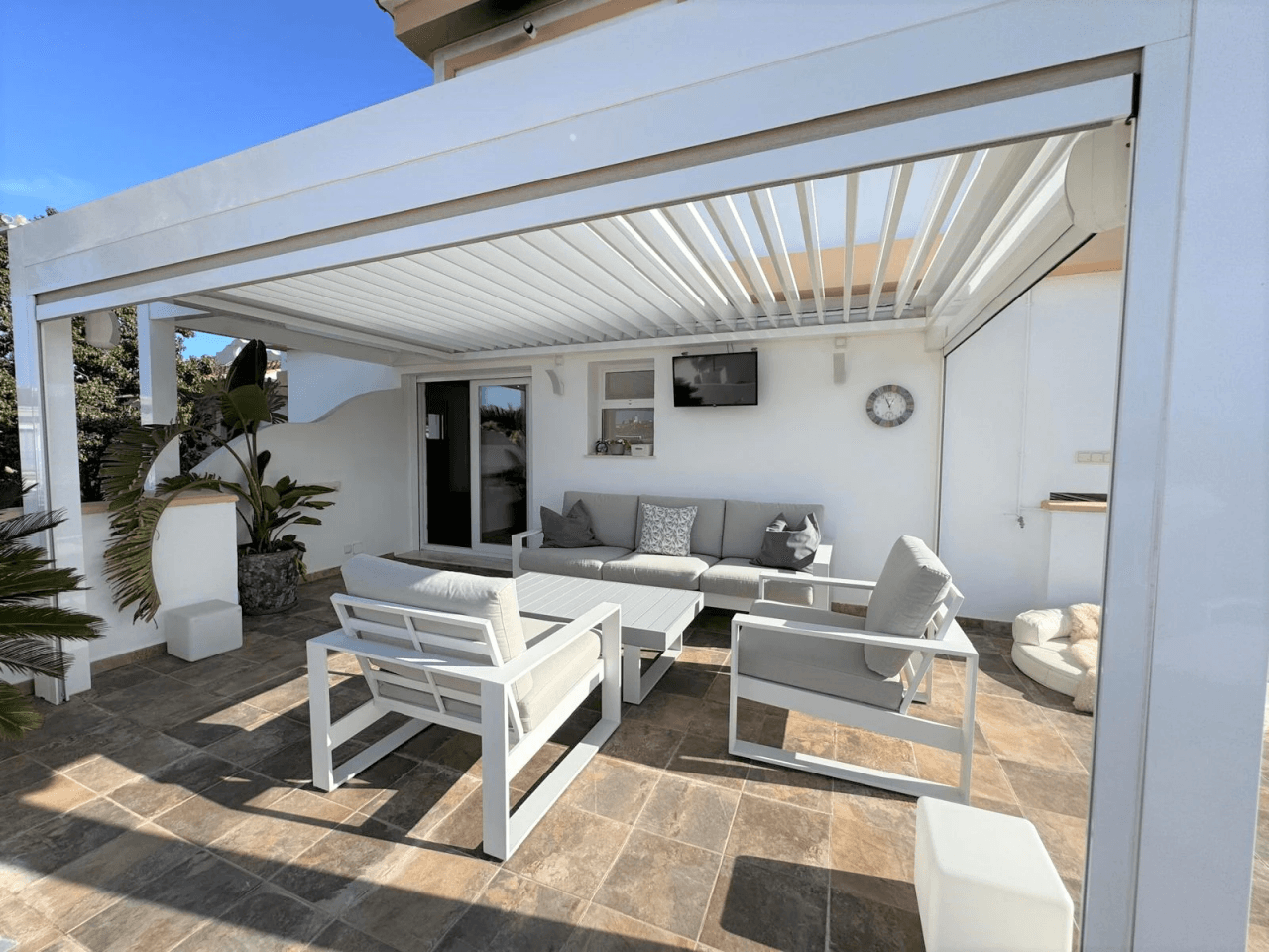 Exclusive duplex penthouse renovated in 2024 in Las Brisas, 300 m from the sea.