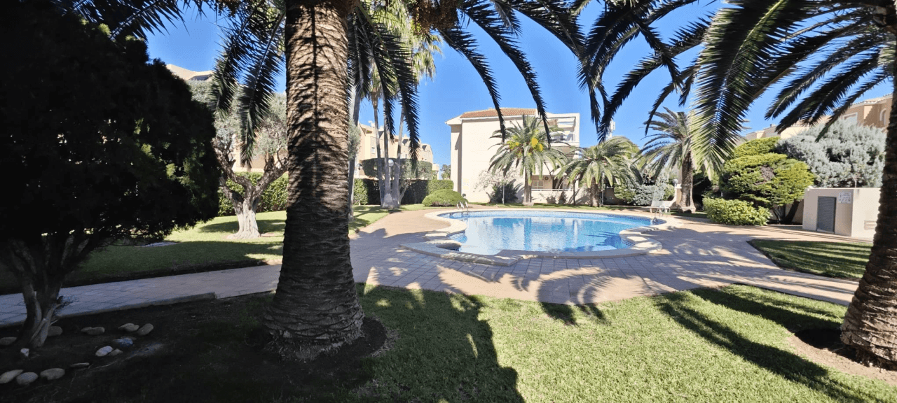 APARTAMENTO EN URBANIZACION A 1.200-metros DE DÉNIA Y 100 de PLAYA