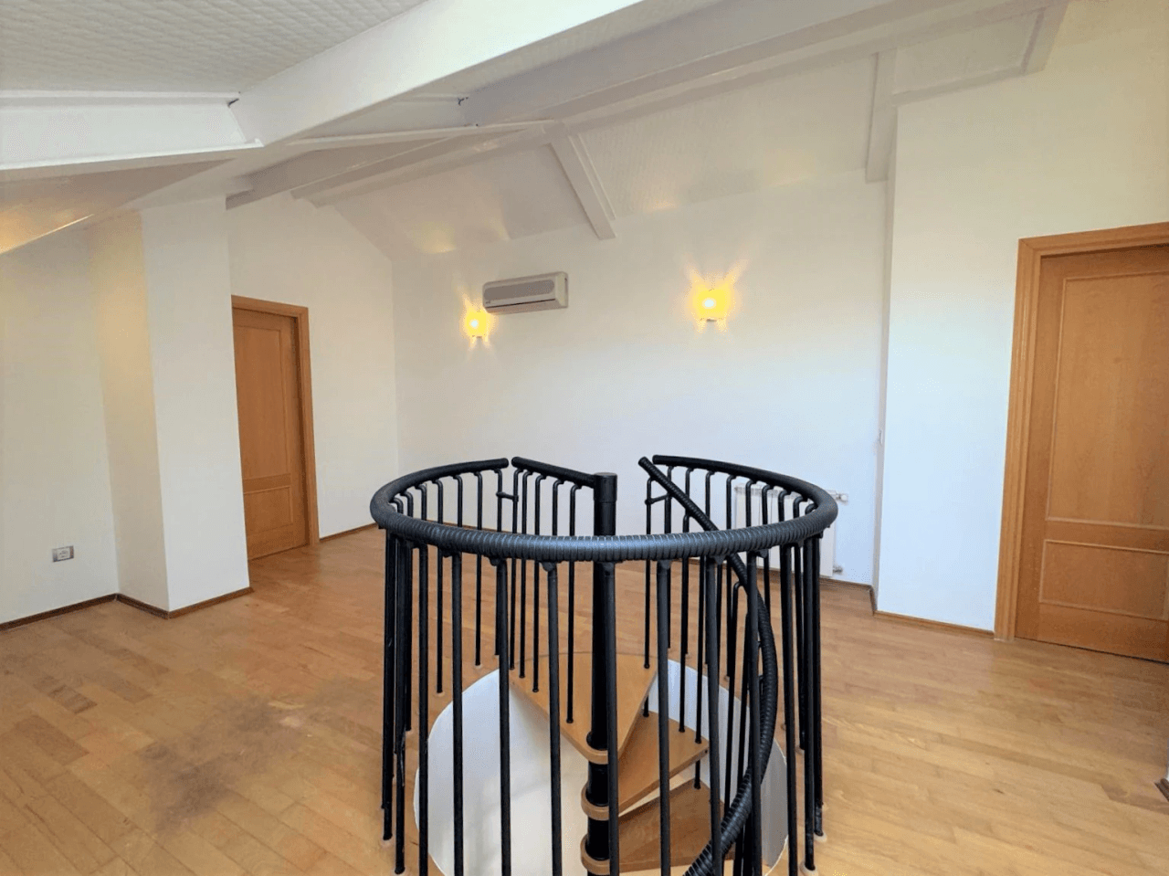 Duplex penthouse with views of the harbor in the heart of Dénia.
