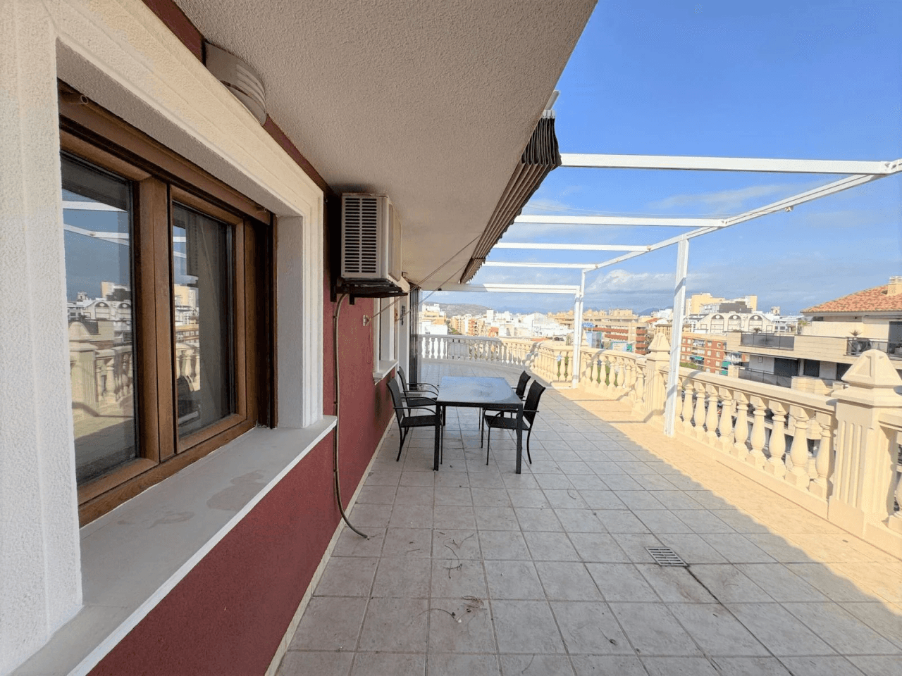 Duplex penthouse with views of the harbor in the heart of Dénia.