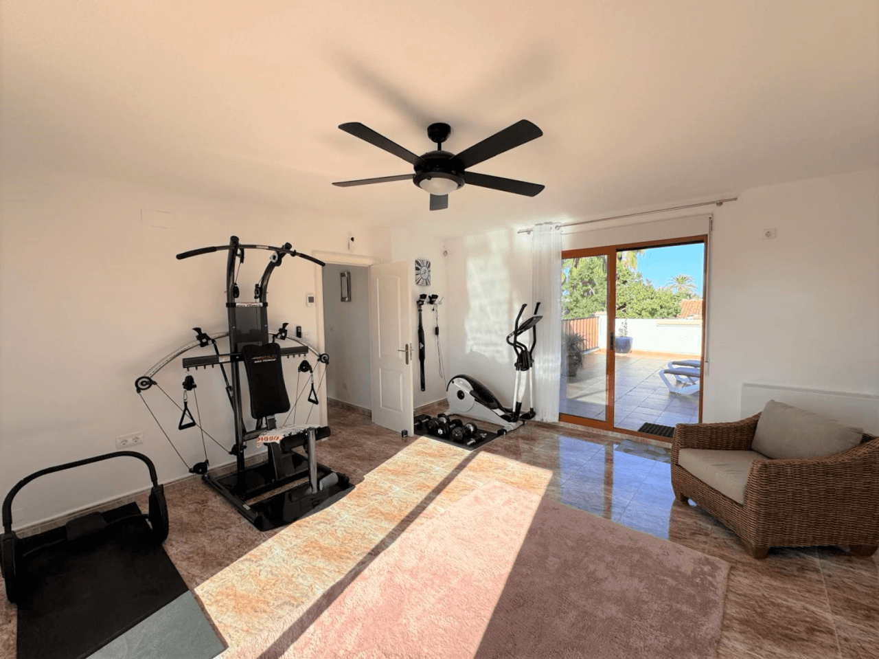 Exclusive duplex penthouse renovated in 2024 in Las Brisas, 300 m from the sea.