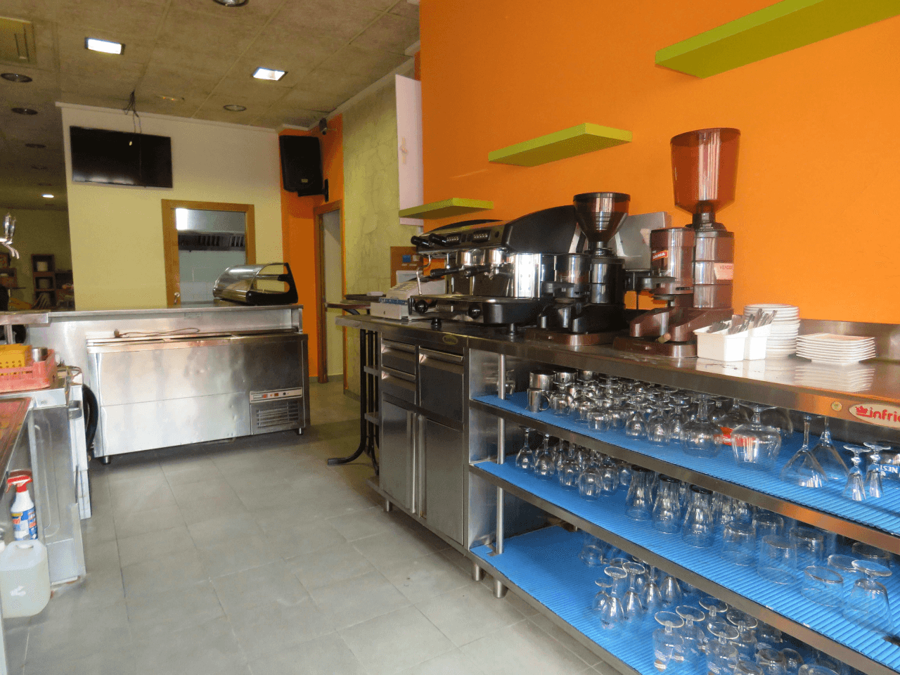 Bar-restaurant for sale in the centre of El Verger.