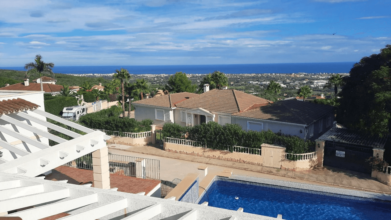 Preciosa villa en Denia con vistas al mar y montaña
