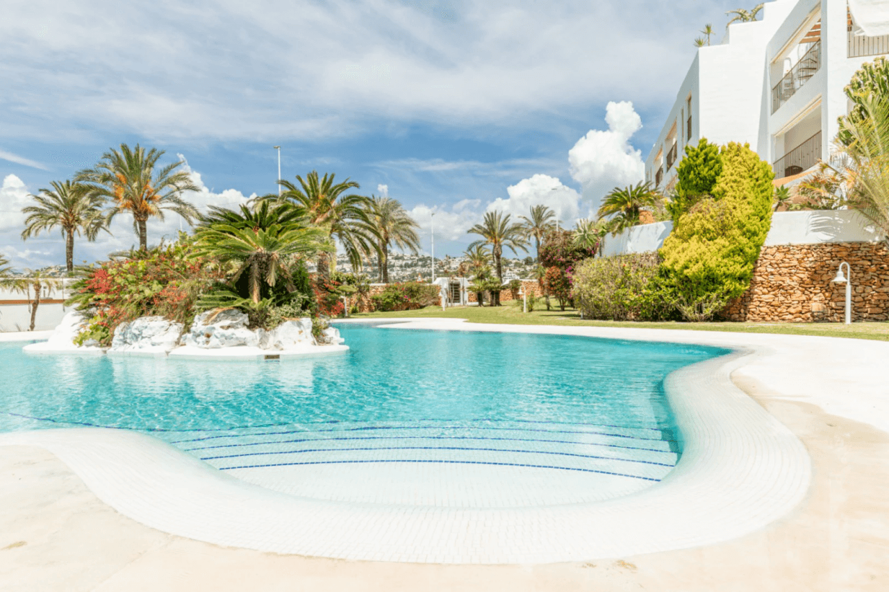 Appartement de luxe à vendre dans le centre de Moraira avec grande piscine et orientation sud.