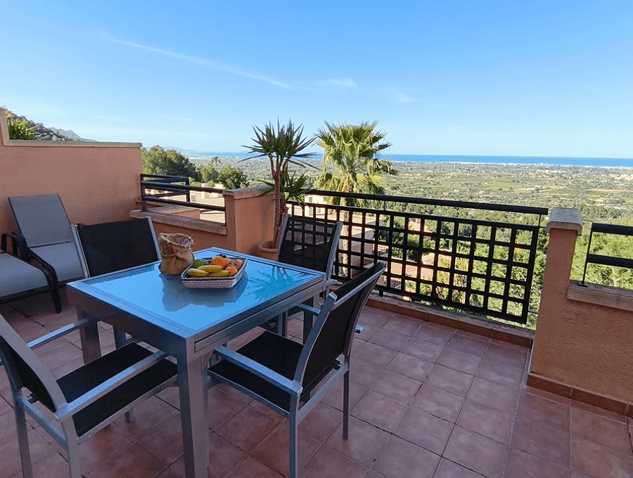 Ático con vistas al mar y montaña en La Sella Golf, Denia