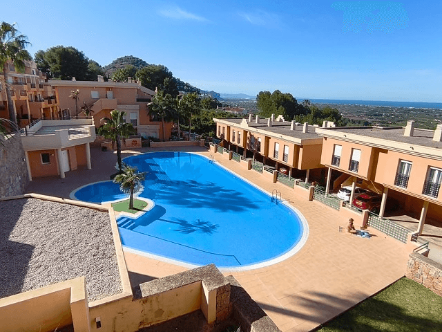 Ático con vistas al mar y montaña en La Sella Golf, Denia