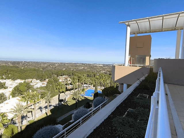 Ático con vistas al mar y montaña en La Sella Golf, Denia