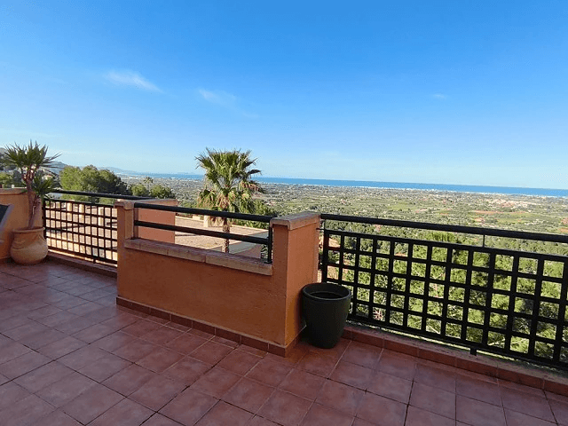 Ático con vistas al mar y montaña en La Sella Golf, Denia