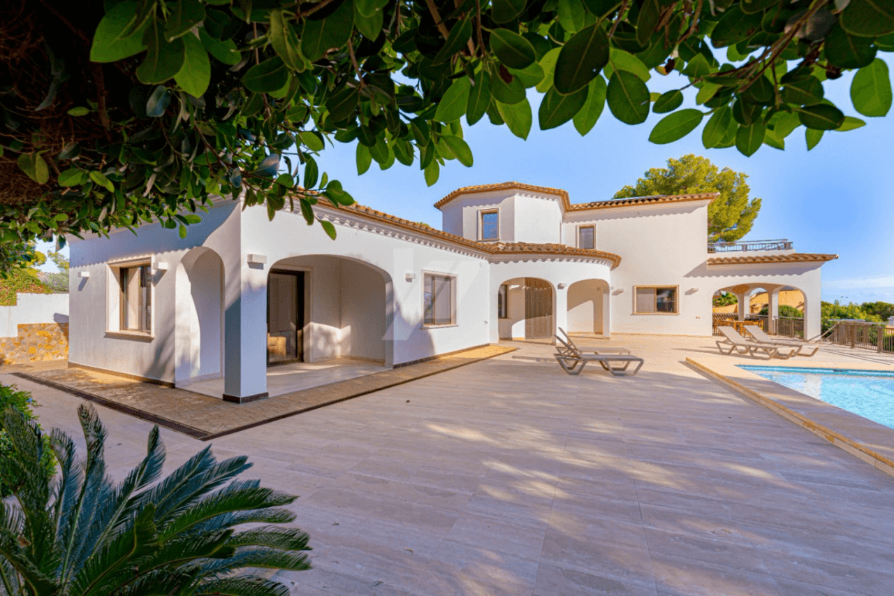 Villa de luxe en deuxième ligne à vendre à Moraira, avec vue sur la mer.