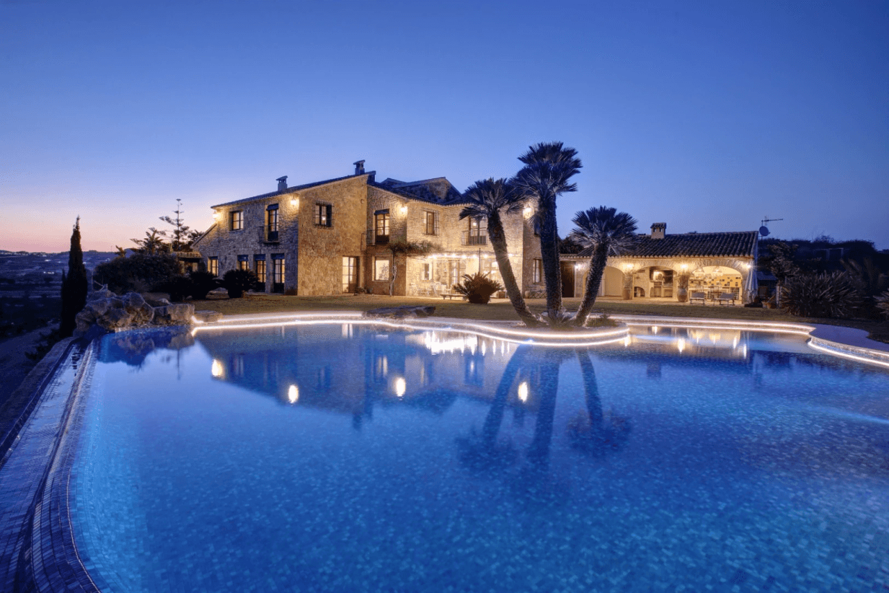 Finca de estilo rústico con imponentes vistas al mar a la venta en Moraira