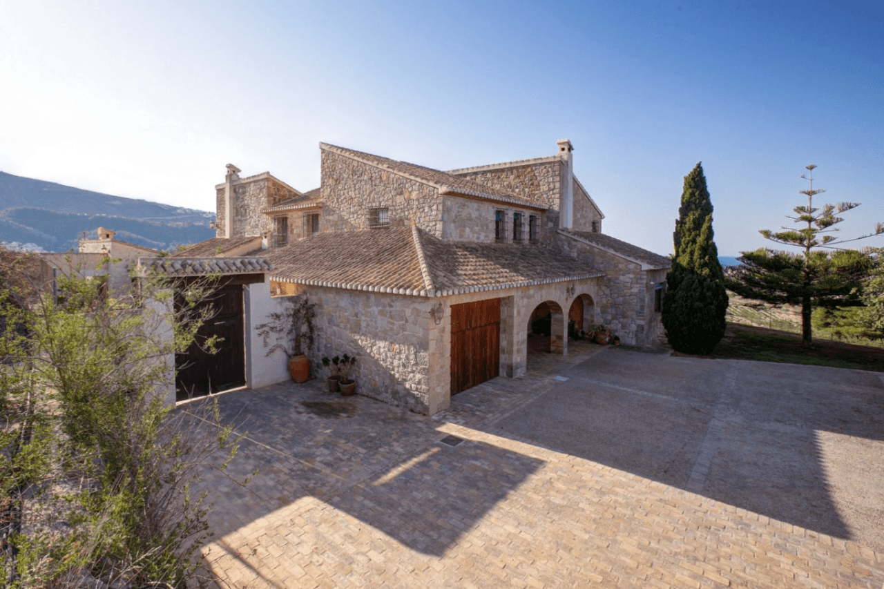 Finca de estilo rústico con imponentes vistas al mar a la venta en Moraira