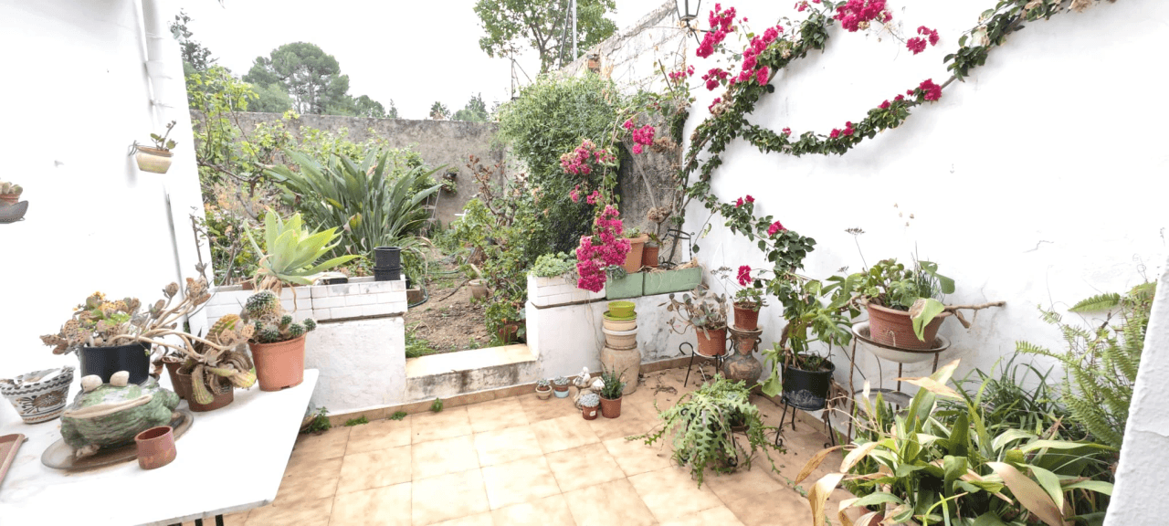 CASA DE PUEBLO DUPLEX CON PATIO AJARDINADO