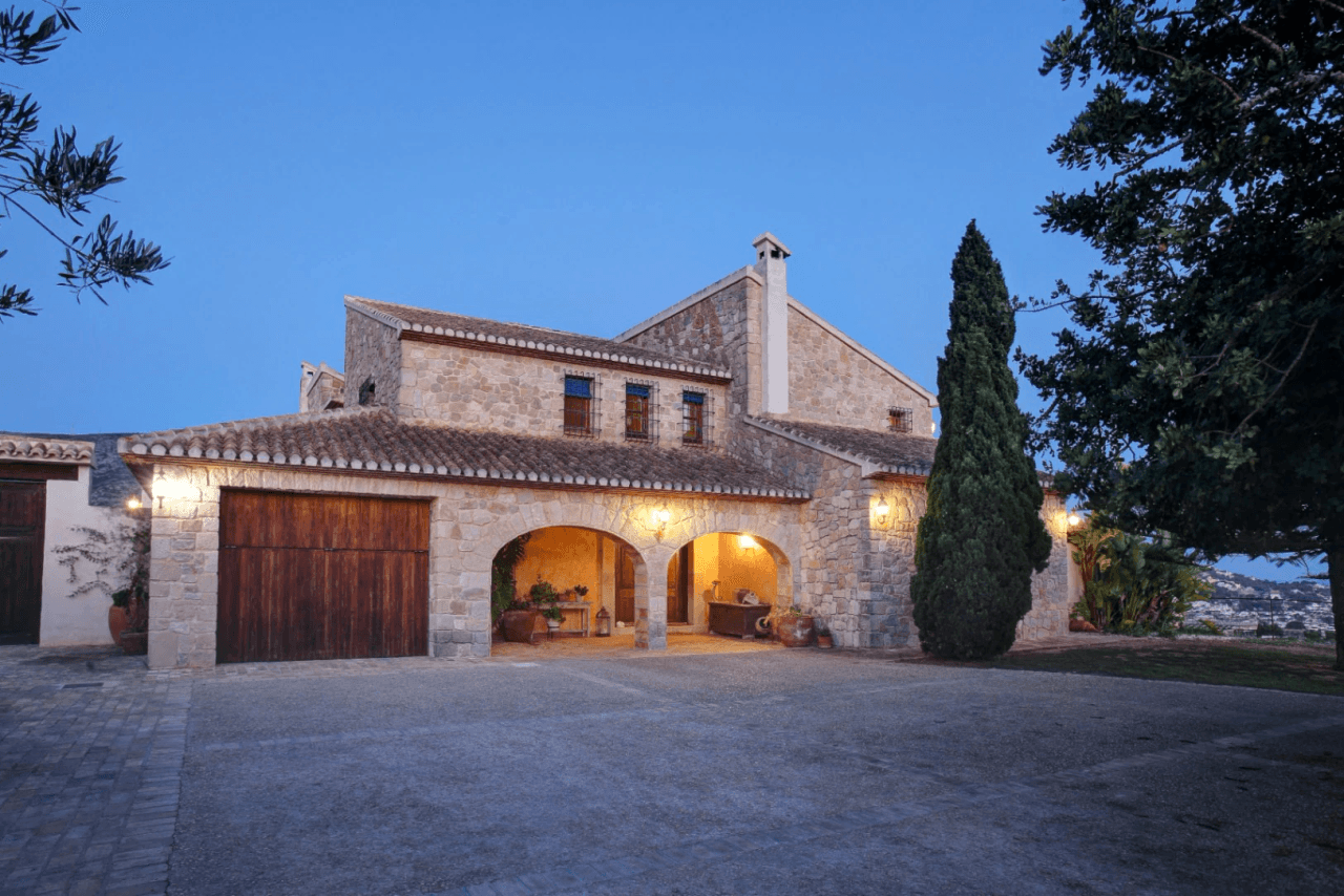 Finca de estilo rústico con imponentes vistas al mar a la venta en Moraira