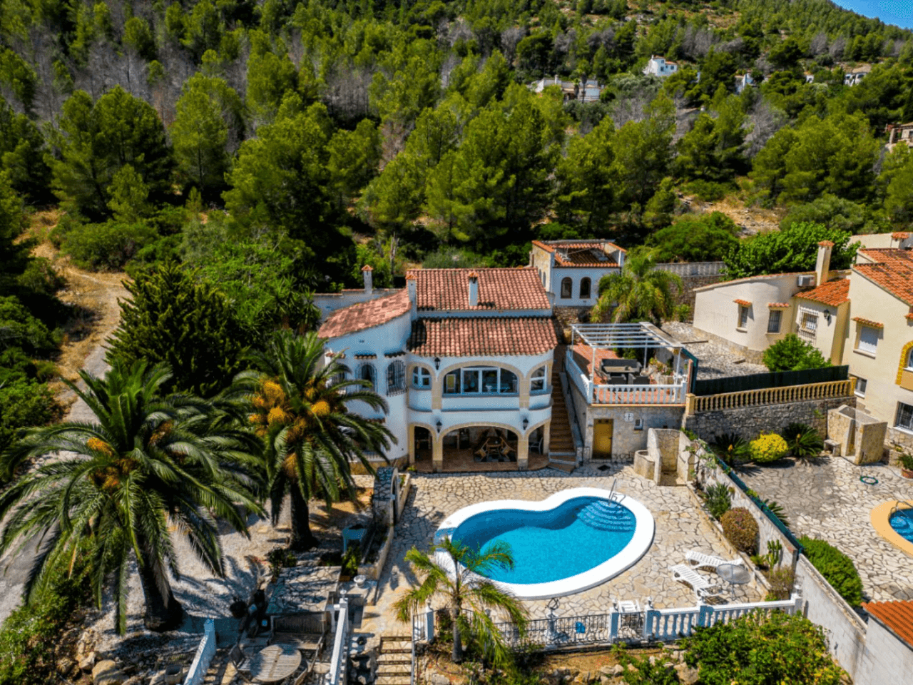 Villa charmante avec vue sur la mer. Prête à emménager.