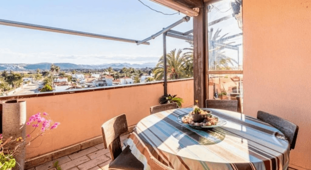 Ático con vistas, terraza y piscina a poca distancia del mar en Denia.