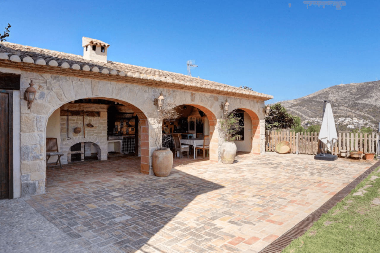 Finca de estilo rústico con imponentes vistas al mar a la venta en Moraira