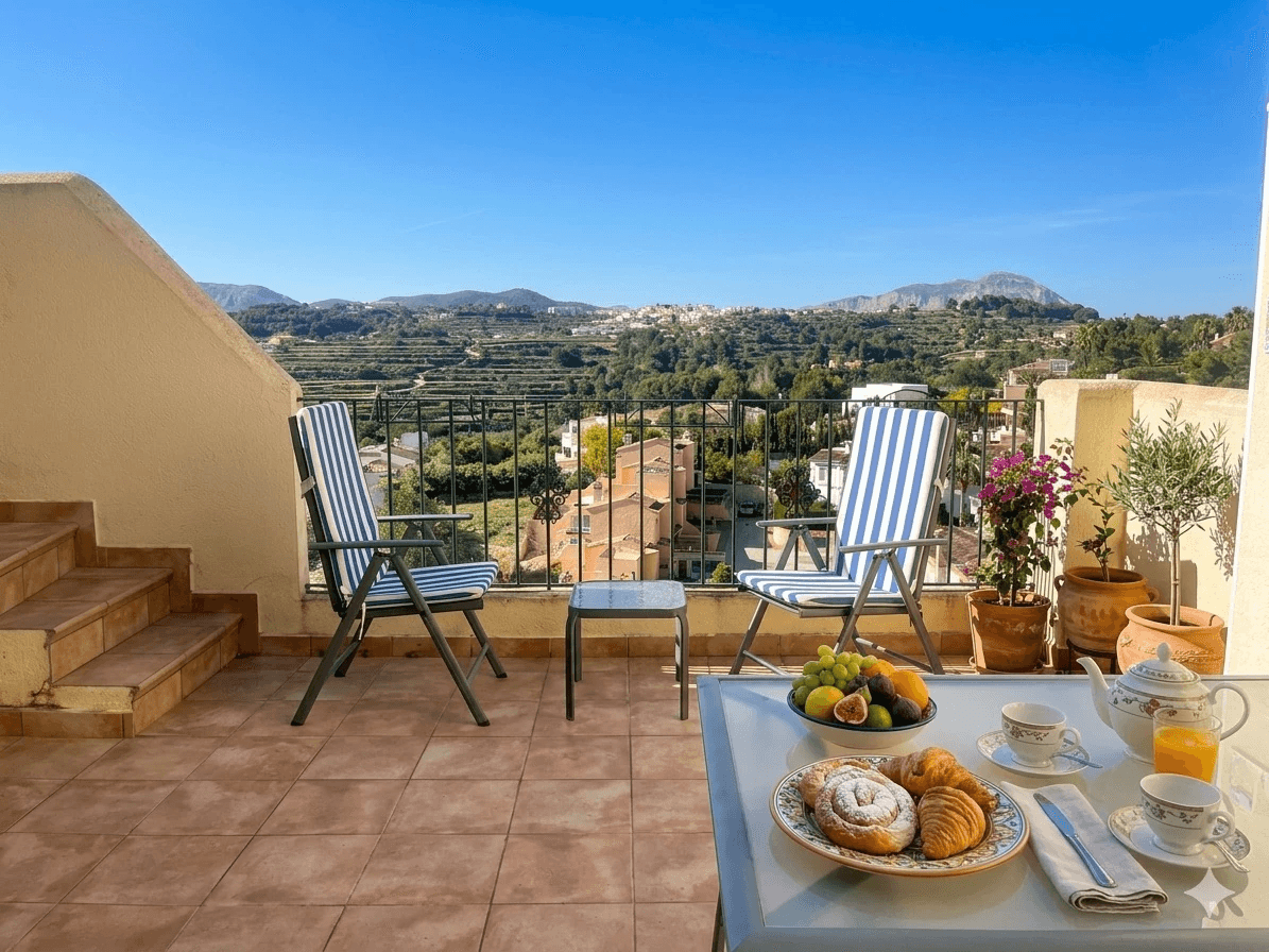 ADOSADO CON 3 HABITACIONES Y 2 BAÑOS, VISTAS ABIERTAS, PISCINA COMUN, BENITACHELL