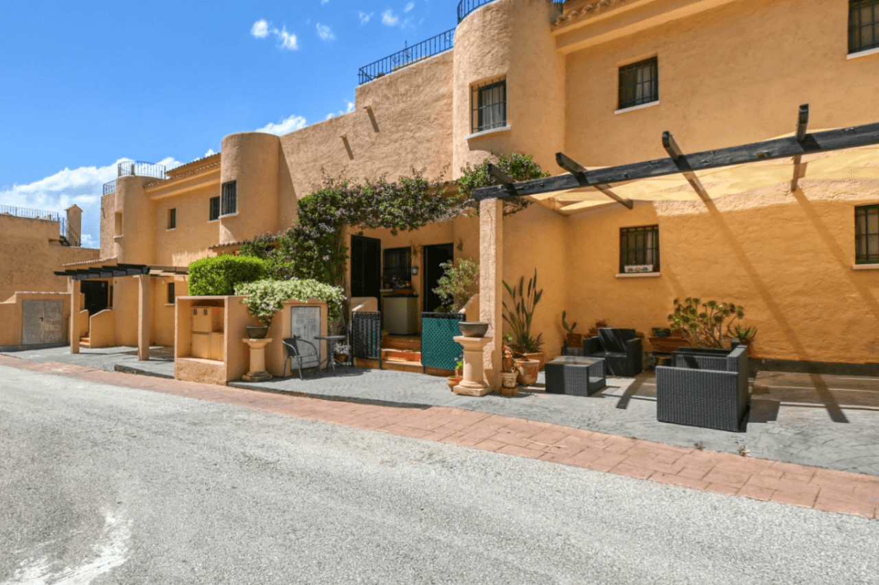 3 CHAMBRES, 2 SALLES DE BAINS, PISCINE, VUES DÉGAGÉES
