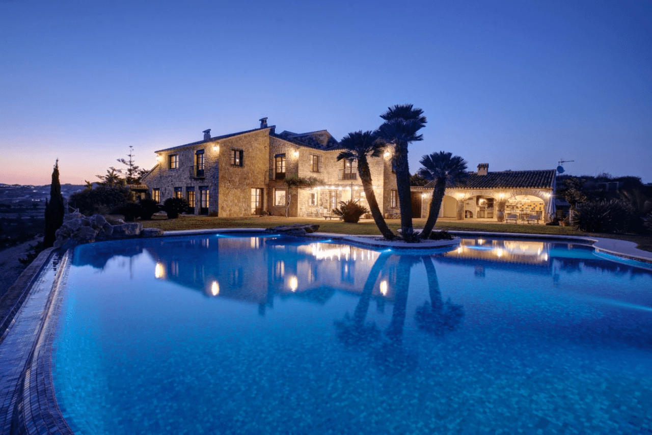 Finca de estilo rústico con imponentes vistas al mar a la venta en Moraira