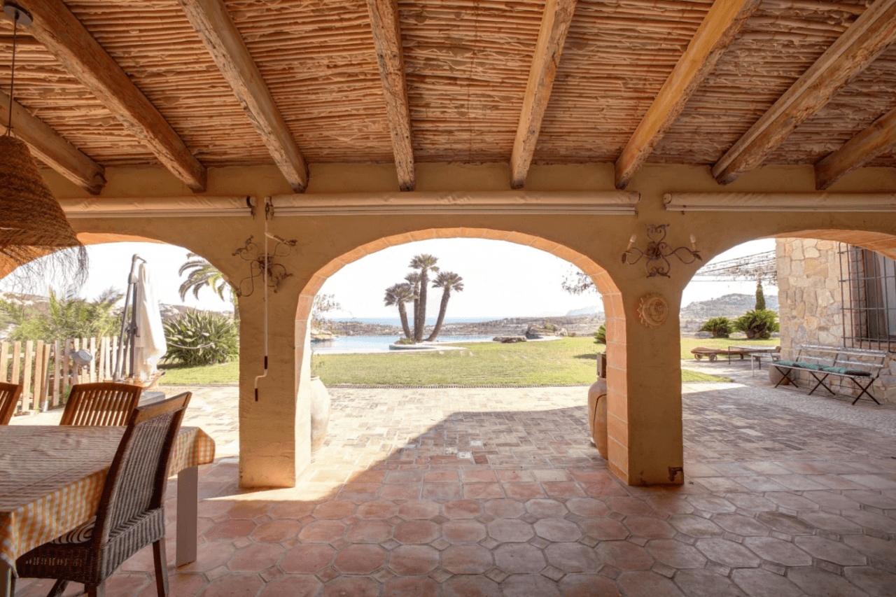 Finca de estilo rústico con imponentes vistas al mar a la venta en Moraira
