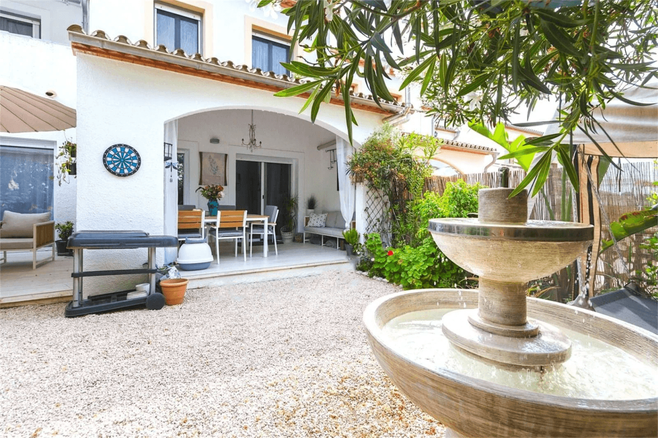 Adosado con piscina comunitaria en Pedreguer