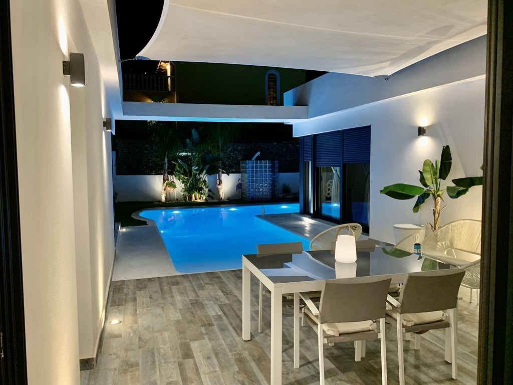 Villa avec piscine privée dans un quartier plat à Denia