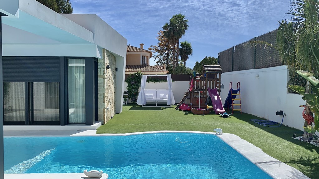 Villa avec piscine privée dans un quartier plat à Denia